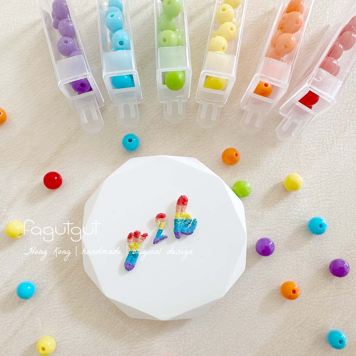 fagutgut 花吉吉手作 - 手工刺繡字(單購) - 彩虹色 - A-Z, 0-9