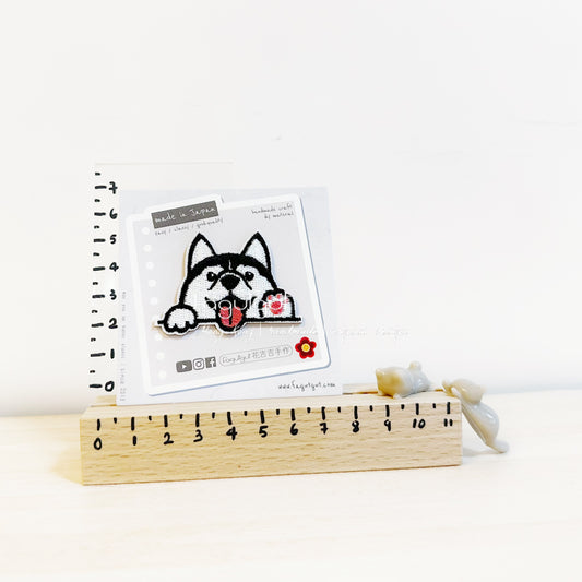fagutgut 花吉吉手作 - 日本刺繡布章 - 用力爬上高牆只為和你say hi的可愛狗狗 - 雪橇犬 4.5cm (貼/縫) #F009