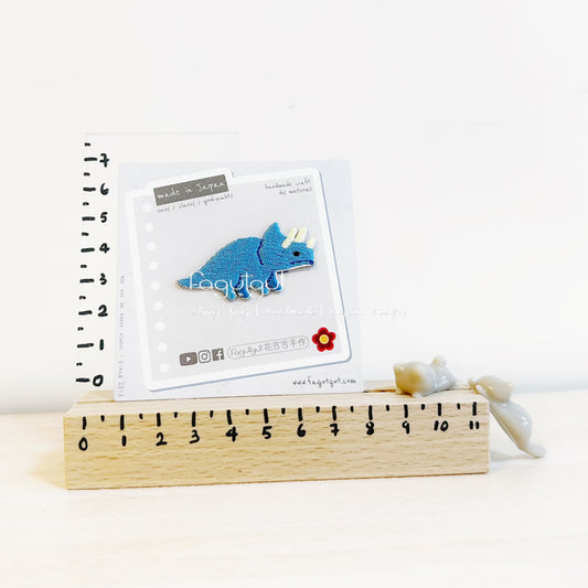 fagutgut 花吉吉手作 - 日本刺繡布章 - 非常兇猛的藍色三角龍 4cm (貼/縫) #H007